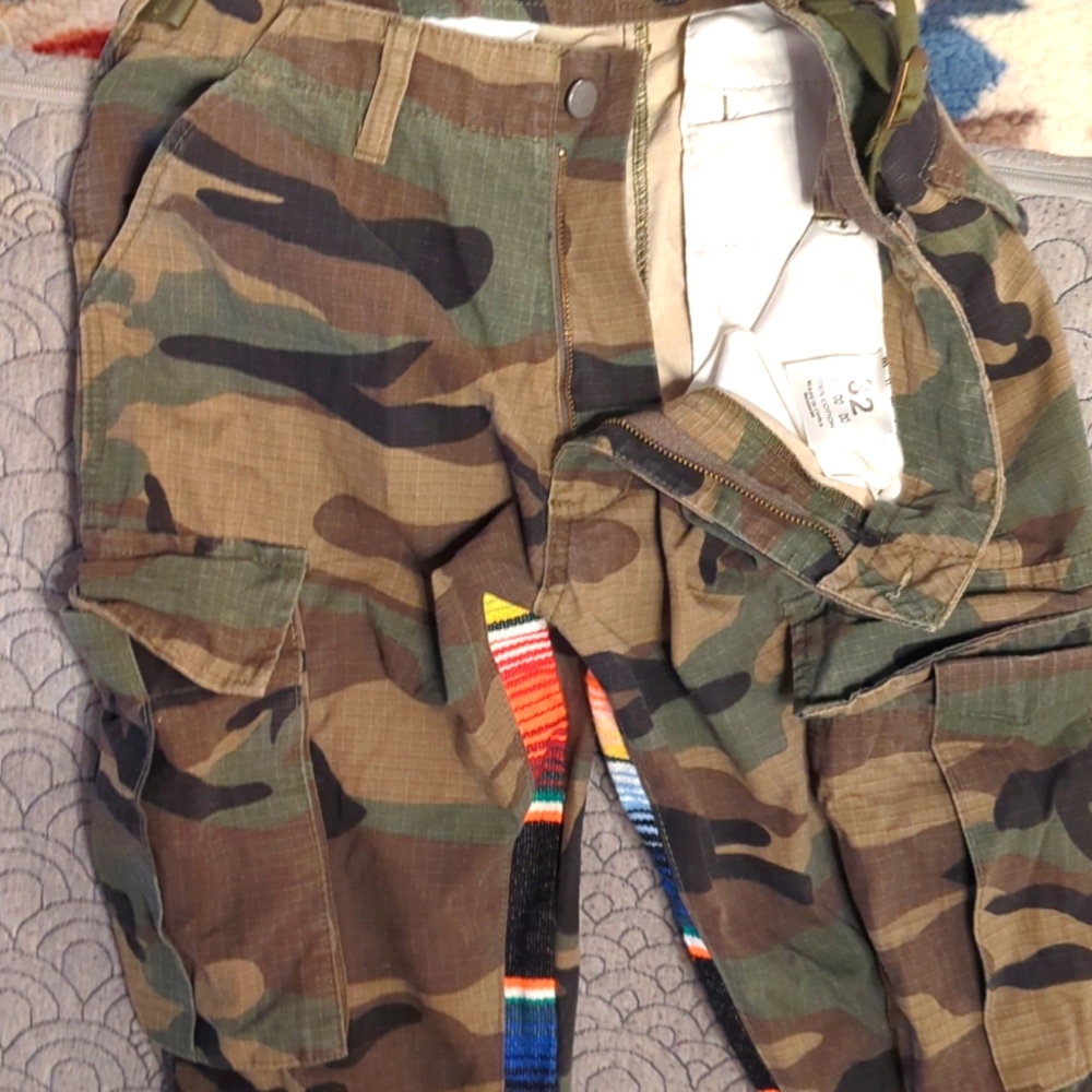 Men's camo jeans with cargo pockets &Madras blanket inseam detail -